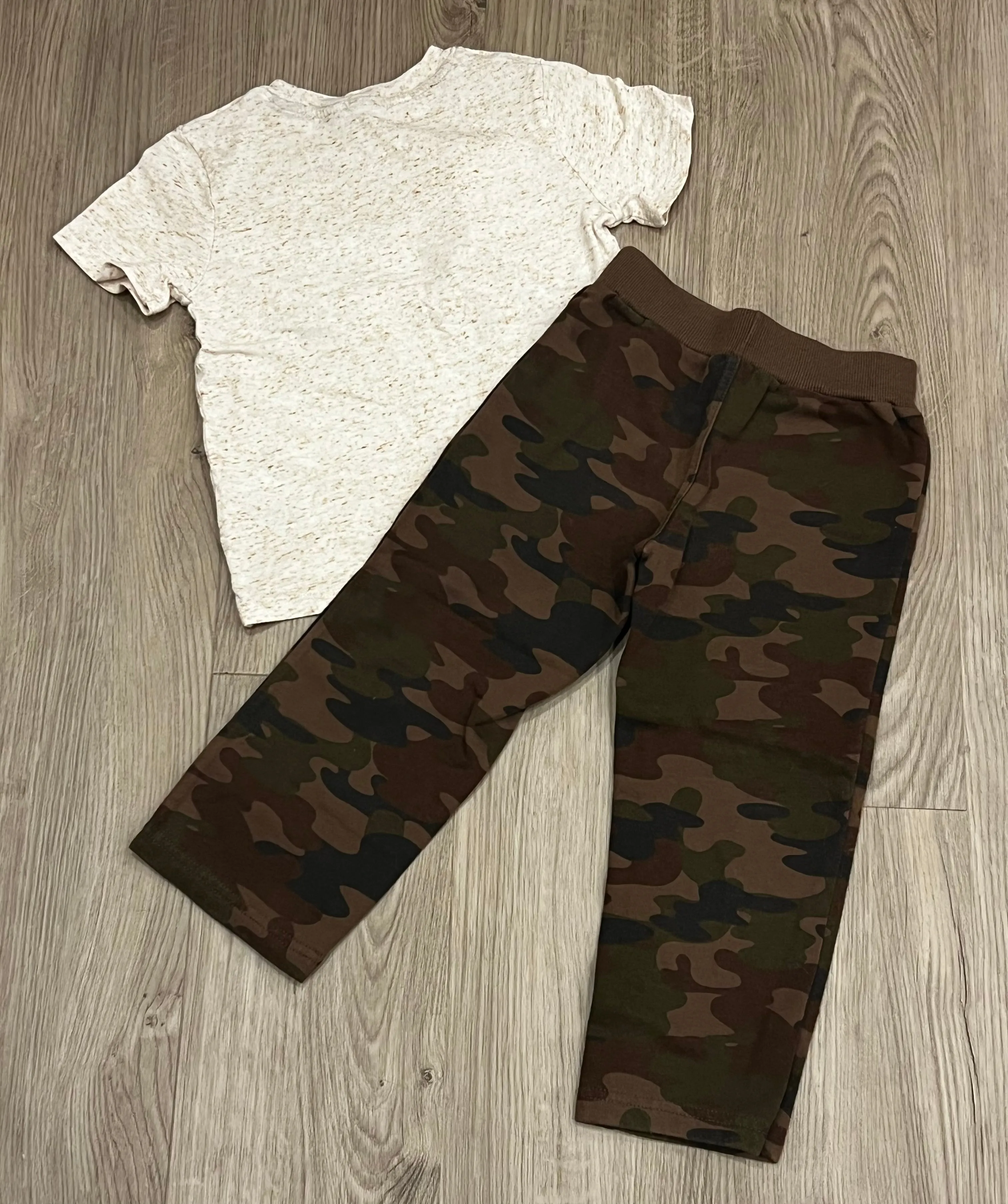 EUC, T-shirt (H&M) and Camo Pants (Fisher Price) Outfit, size 3T, Kids 3T