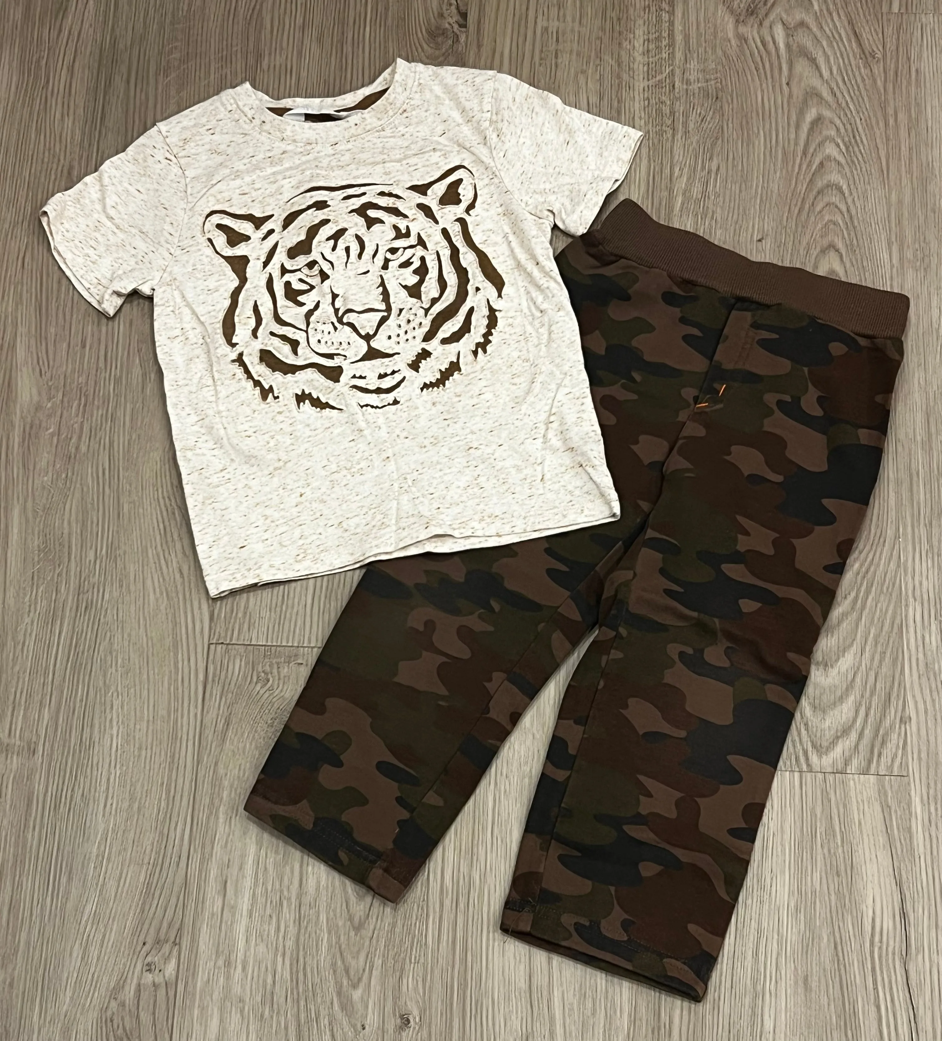 EUC, T-shirt (H&M) and Camo Pants (Fisher Price) Outfit, size 3T, Kids 3T